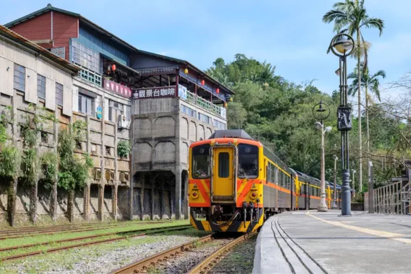 菁桐站充滿濃厚懷舊氛圍，可漫步其中為旅程畫下溫暖美好的句點。