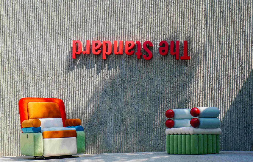 「The Puffiction」系列於華欣The Standard 酒店戶外空間亮相，以跳躍色彩與幾何輪廓為建築立面增添鮮明設計語彙。