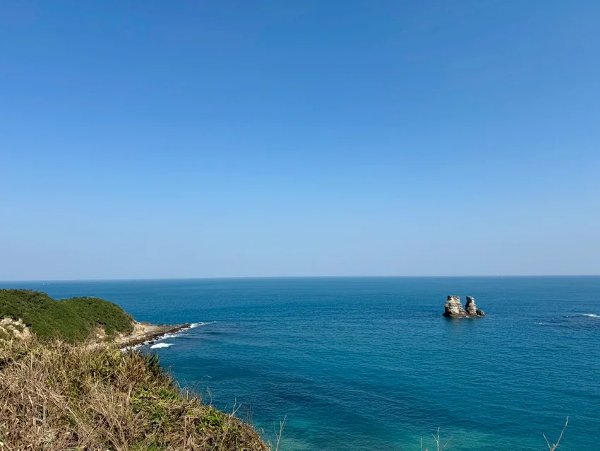 走訪獅頭山公園燭台雙嶼觀景平台，遠眺海天一色的海岸風光。