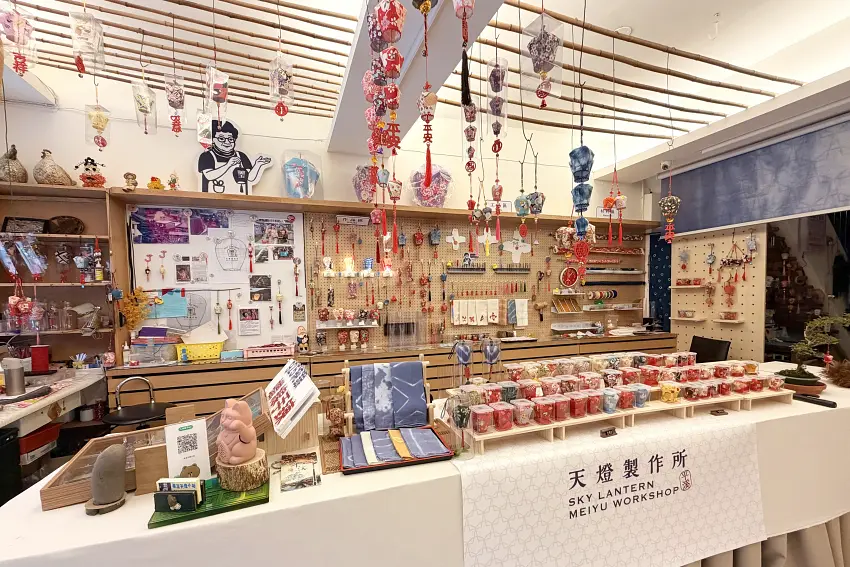 充滿職人對傳統工藝的用心與堅持的「美玉天燈製作所」，帶領大家瞭解天燈製作流程與手作細節，感受文化傳承的精神。