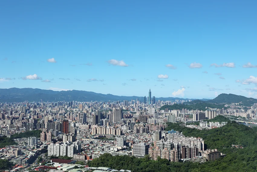 中和烘爐地南山福德宮步道沿途視野開闊，登高後可一覽大臺北都會景致，是春節期間祈福健行的熱門路線。