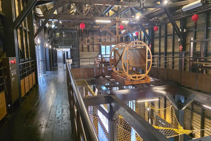 整煤廠翻車機遺跡，被譽為礦業動能之源，負責礦車翻轉卸煤，是煤炭流轉的重要樞紐。