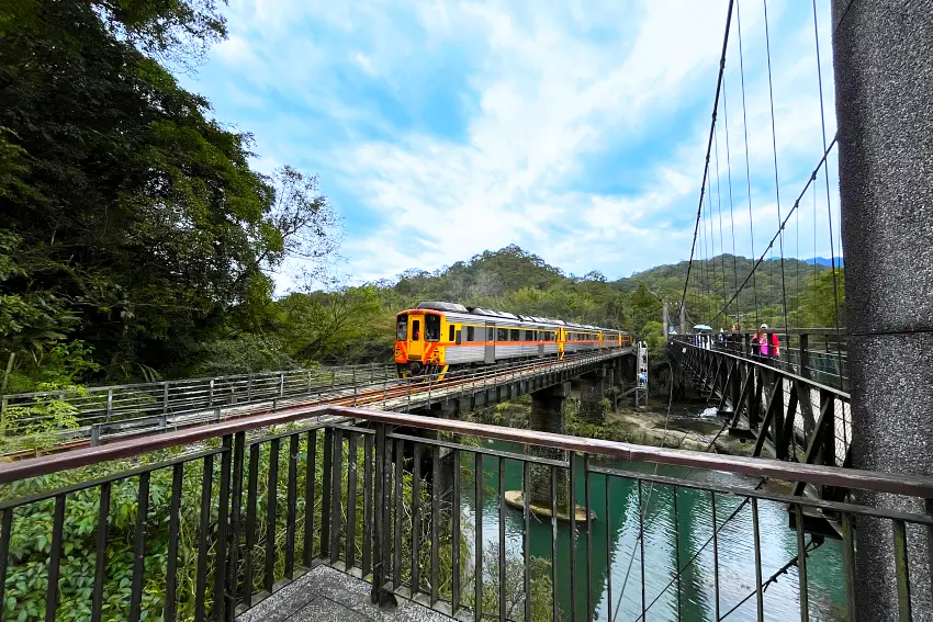 十分站周邊的觀瀑吊橋緊鄰鐵道路段，列車行駛而過形成的獨特景致，是旅途中不可錯過的必拍畫面。