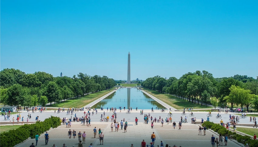 遠處那座高聳的白色石碑即為華盛頓紀念碑，它是為了紀念美國首任總統喬治·華盛頓而建，是全球最高的石製建築。前方的長型水池則是著名的倒映池，許多歷史性集會