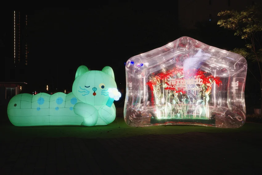 繽紛裝置夜間發光，成為城市焦點
