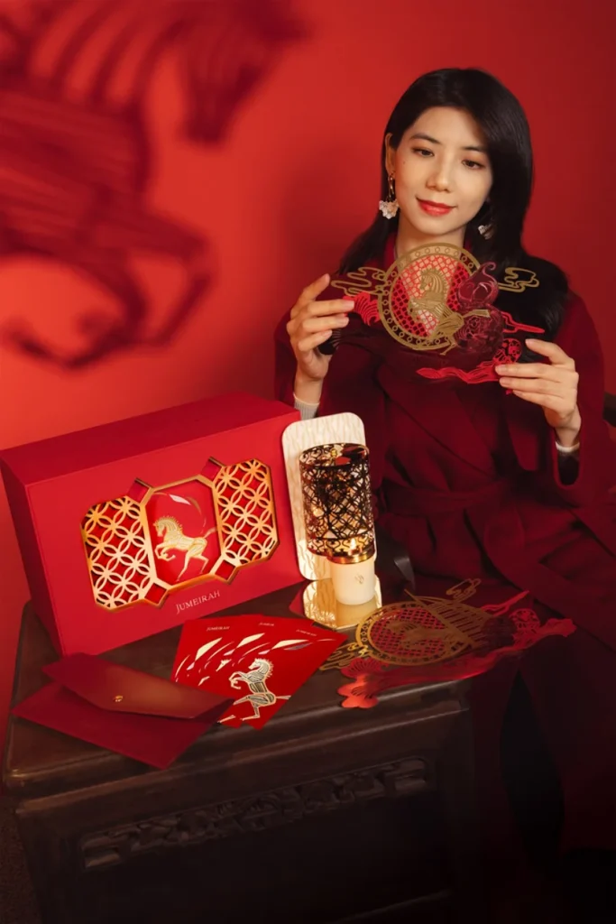 迎馬年、送好運 ! 卓美亞酒店攜手紙藝藝術家溫綺雯推出新春藝術紅包與禮盒