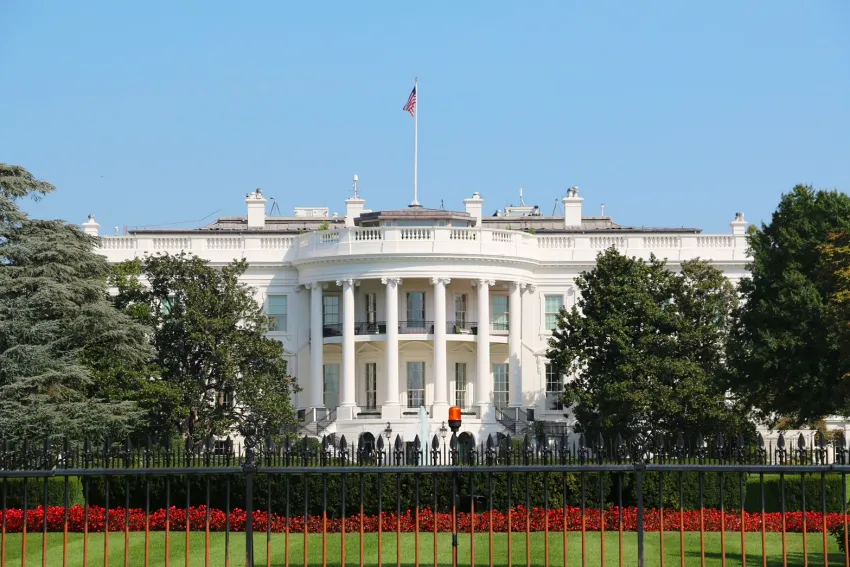 這是白宮的南面外觀（South Portico），是美國總統的官邸與辦公室。作為美國行政權力的象徵，它也是全球最著名的建築之一。