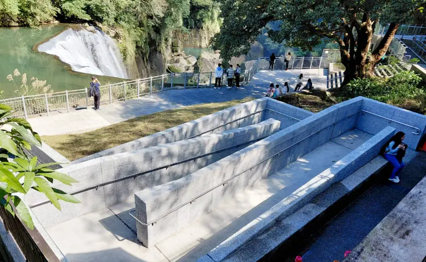 克服地形限制，打造平緩、安全、友善的無障礙通行動線。