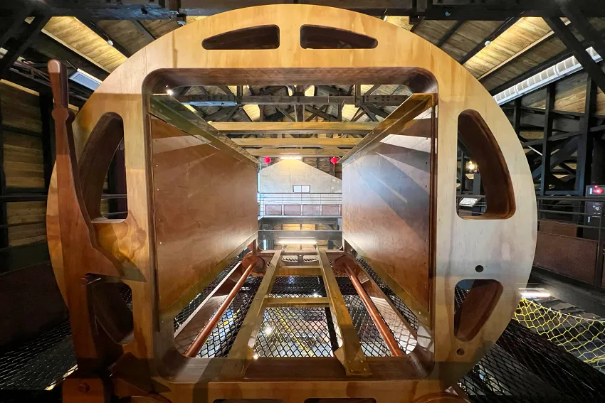 瑞三鑛業整煤廠翻車機遺跡，被譽為當年的礦業心臟，負責煤炭翻轉卸煤流程。