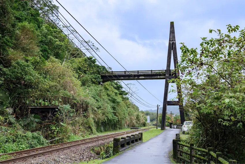 望古站下車沿著月臺旁小徑步行，可抵達慶和吊橋遺跡。