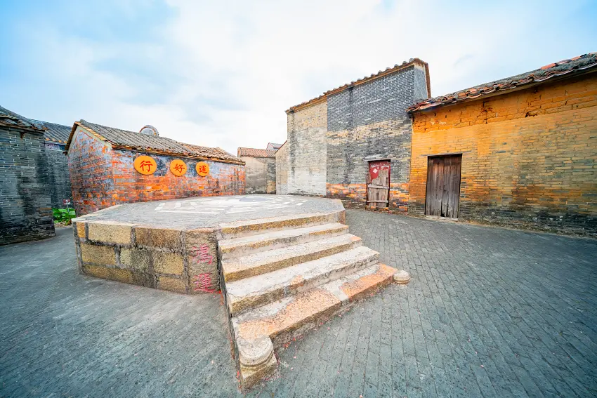 村內設有八卦台，處處體現道家太極八卦玄機