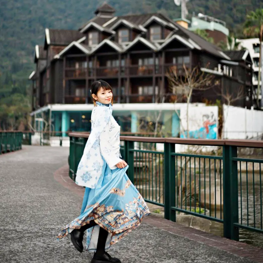 力麗日月潭哲園會館，推出跟著櫻花去旅行住房，獨家提供特色馬面裙，以古雅妝扮漫步櫻花樹下。圖力麗觀光提供