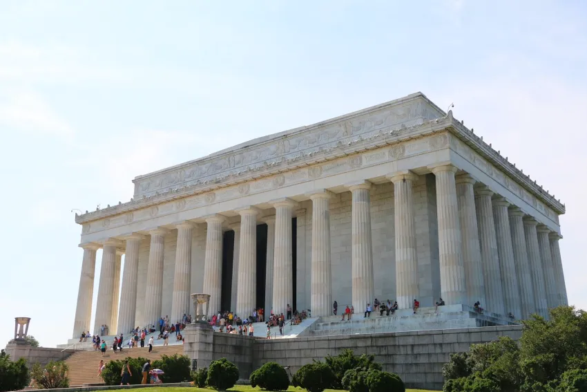 林肯紀念堂（Lincoln Memorial） 位於國家廣場的最西端，是為了紀念美國第 16 任總統亞伯拉罕·林肯而建。