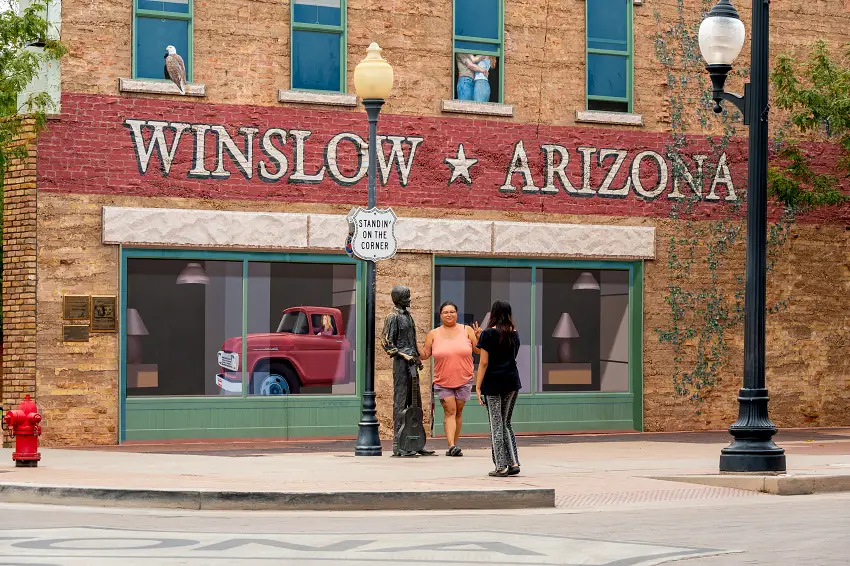 溫斯洛地標展現音樂與公路文化交織小鎮特色。圖片來源:An Pham