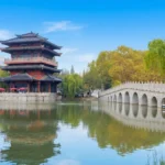 合肥的逍遙間與渡津橋倒映在水中的畫面,是逍遙津公園的美景之一