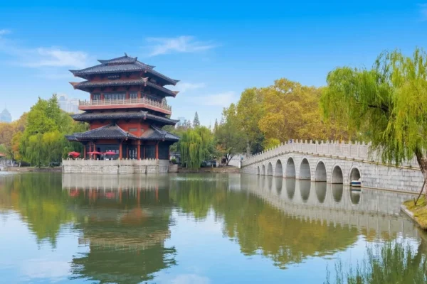 合肥的逍遙間與渡津橋倒映在水中的畫面,是逍遙津公園的美景之一