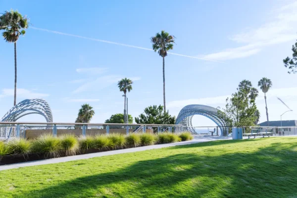 加州聖塔莫尼卡海岸為電影《芭比》取景地之一。圖：美國國家旅遊局／提供。