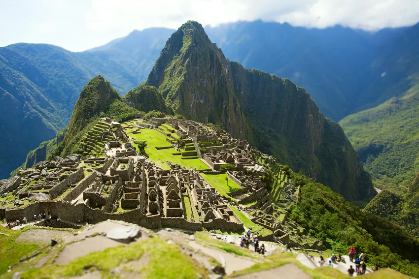 從華納比丘俯瞰馬丘比丘遺址（圖片來源：© PROMPERÚ）