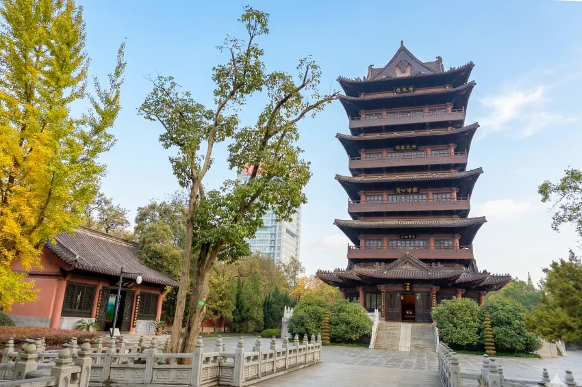 清風閣是包公園內高醒目建築，登頂可以俯瞰包公園四周景色