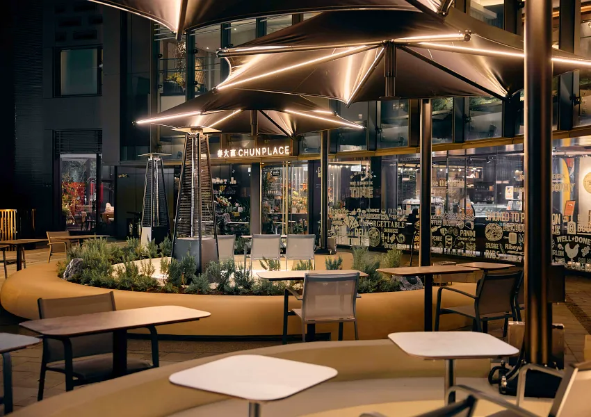 以減法設計保留大量空間，寬敞的用餐區散落於廣場四周，如同一個個小型獨立區域