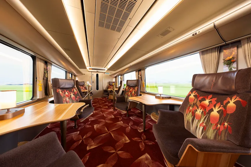 360 度旋轉的獨立座椅，地毯與座墊採用華麗的日式色彩。