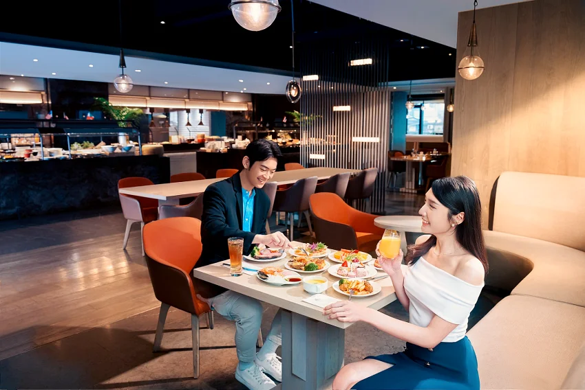 即日起至4月15日推出春季線上旅展聯合餐券850元買10送1、買50直接加碼送10，最高折扣每張709元起。圖/凱撒飯店連鎖提供