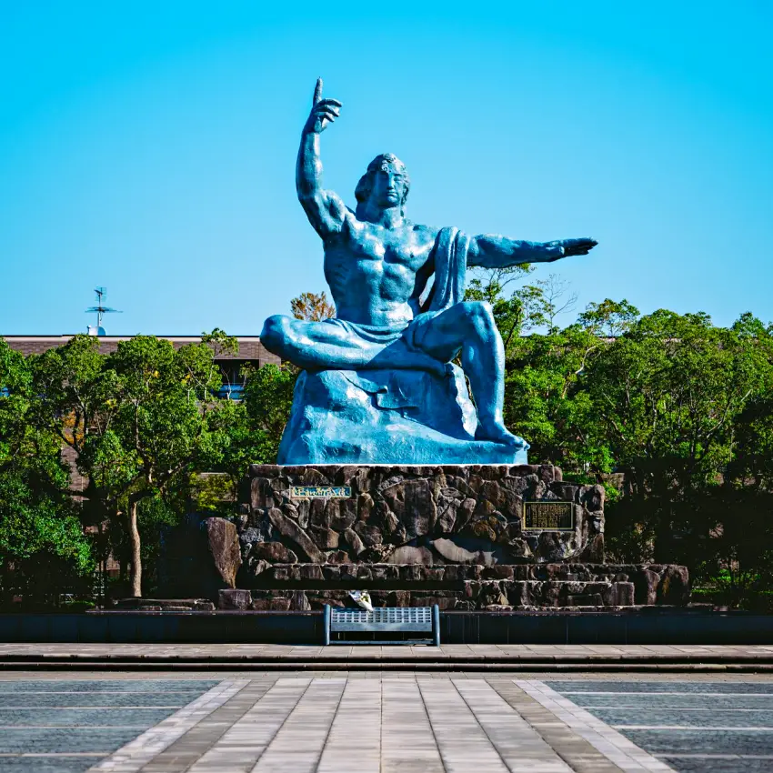 和平祈念像象徵長崎市民對和平的祈願。 圖片提供／長崎縣觀光聯盟