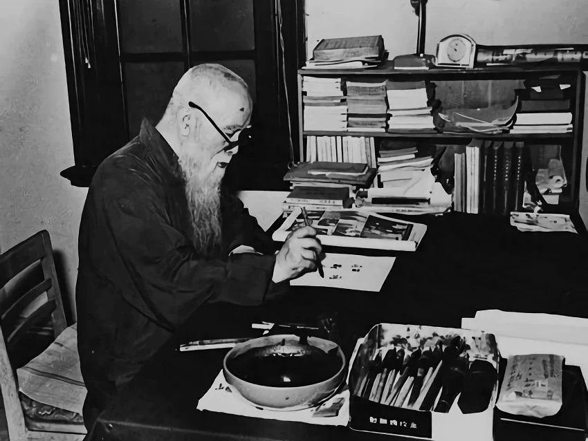 舊圖為于右任於青田故居，坐於案前提筆、聚精會神的樣貌