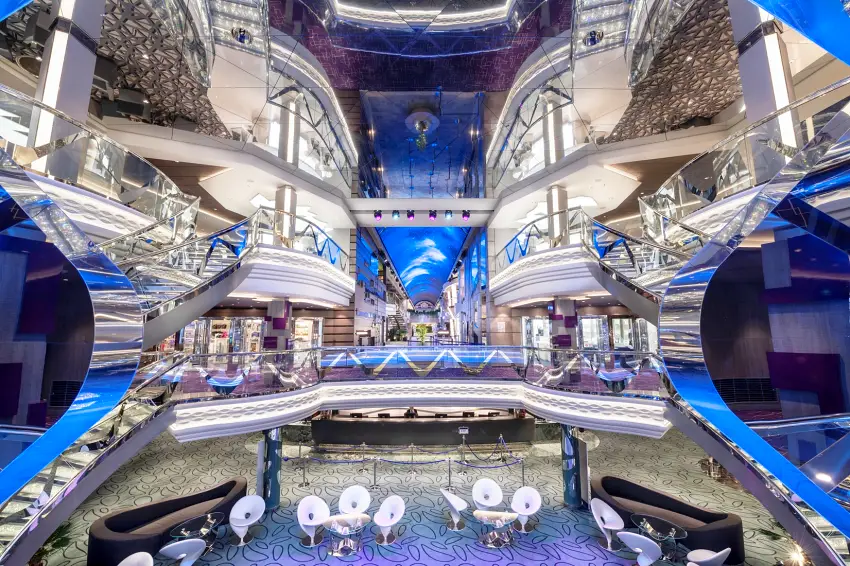 「施華洛世奇水晶旋轉樓梯」閃耀動人