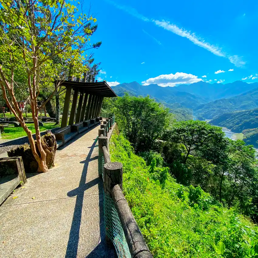 角板山公園的欄杆步道是眺望溪谷美景的絕佳地點