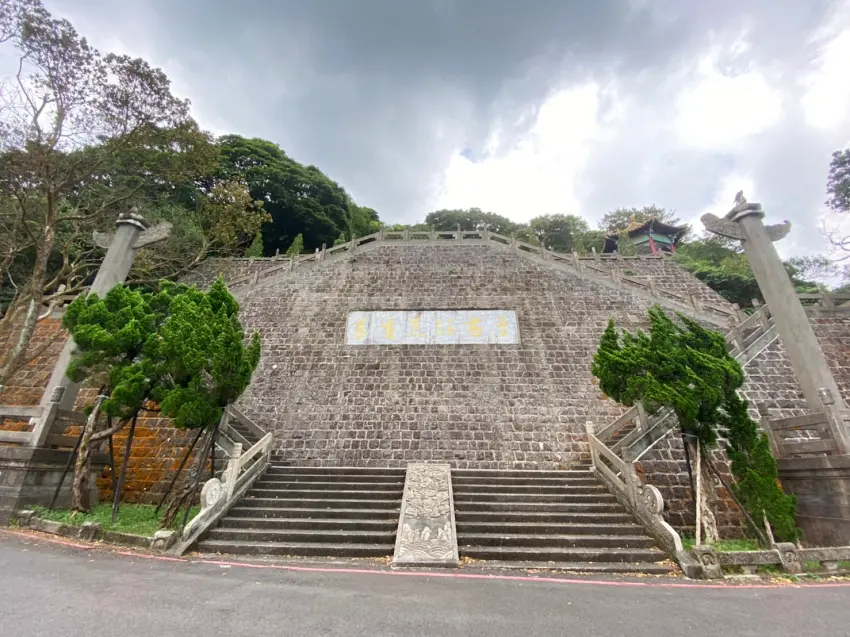 位於巴拉卡公路旁的于右任幕園相當氣派