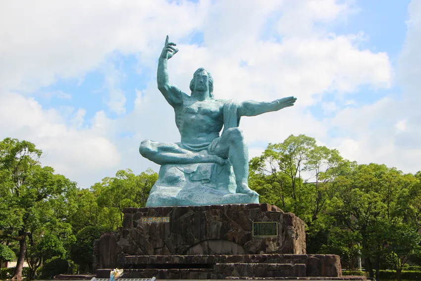 長崎和平公園內，右手指天、左手平舉的巨大雕像是雕刻家北村西望的作品