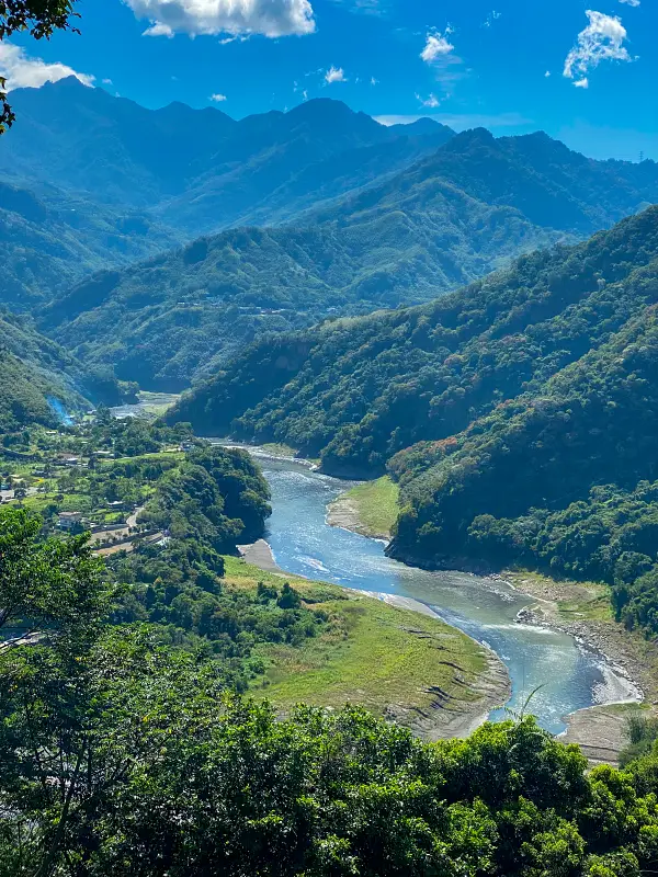 ▲▼蜿蜒的溪流繞過溪口台地，與層疊的山巒構成一幅美麗圖畫，今昔相比，景色幾乎未變