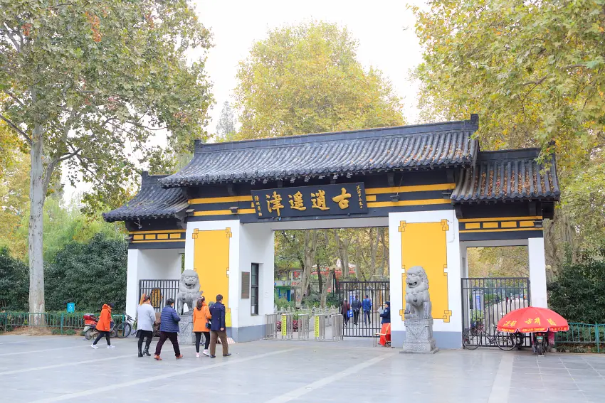 逍遥津公園入口處為一仿古牌樓