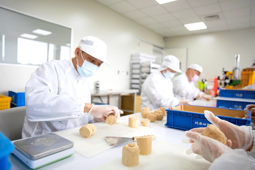 北海明珠製皂現場依循GMP與ISO制度規範進行標準化作業流程，從秤料、成型到修整，皆完整記錄與管控，確保品質穩定一致。