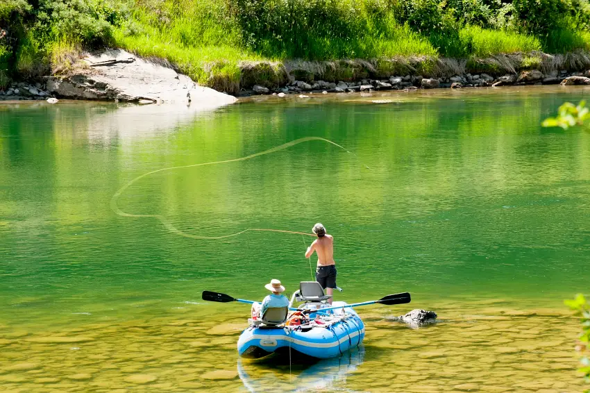 適逢《大河戀》原著 50 周年，釣者在清澈的黑腳河上輕甩魚線。這項與大自然律動合一的飛繩釣（Fly Fishing）藝術，是蒙大拿州最優雅且具文學氣息的經典戶外活動。