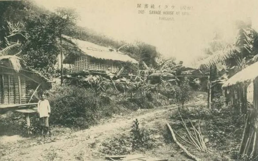 烏來傳統的泰雅族家屋（SAVAGE HOUSE AT URAI）。這類高腳式的建築（干欄式建築）具有防潮與防鼠的功能。