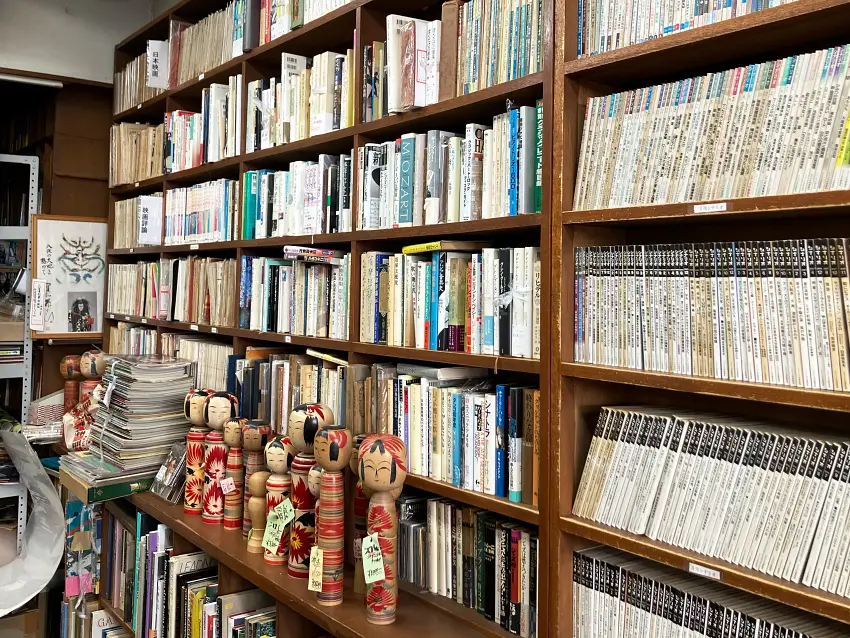 店內有高達天花板的書架,豐富收藏了與戲劇和電影相關的古書,還能發現當時藝人的海報等珍貴資料。©矢口書店