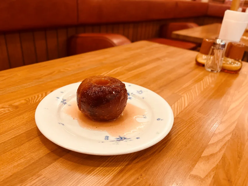 每年10月至翌年5月上旬,提供冬季限定的烤蘋果。整顆蘋果細心烘烤至熟成,佐以生鮮奶油享用。僅於蘋果最美味的季節供應,每日限量30份,作為完美咖哩的餐後甜點,百聞不如一嘗。因數量有限恕不接受單點。©スマトラカレー共栄堂