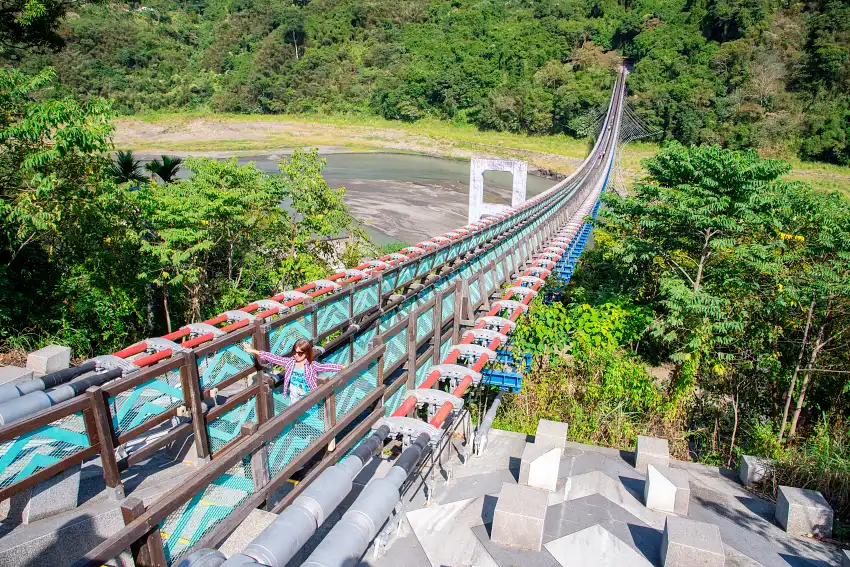 年完工的新溪口吊橋十分穩固，多人行走搖晃幅度也不大
