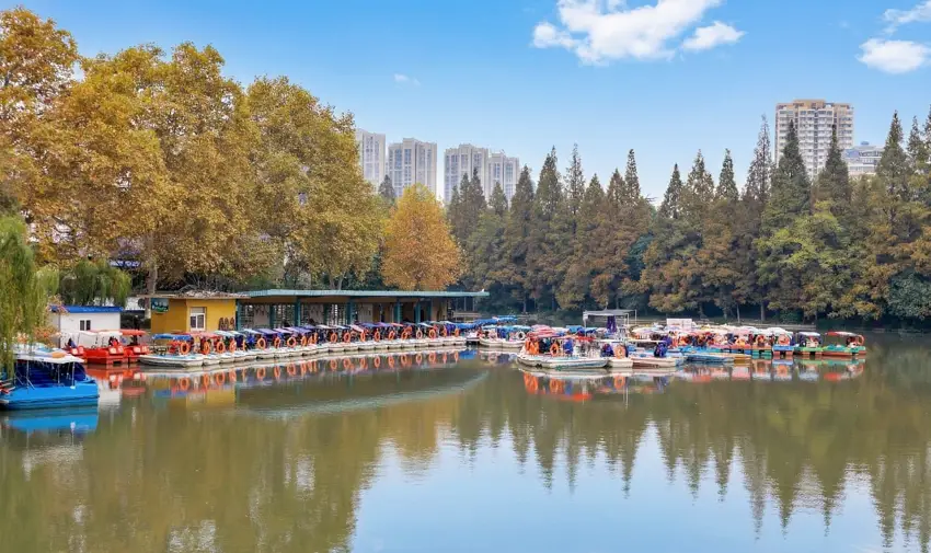 租借艘小船，悠閒在逍遙湖中欣賞美景