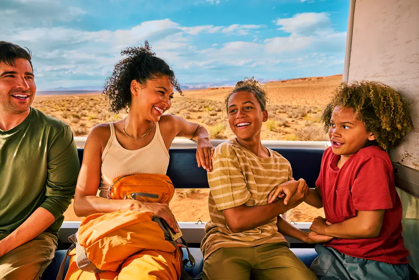 親子共賞亞利桑那州令人驚嘆的響尾蛇峽谷。圖：美國國家旅遊局／提供