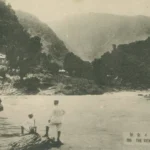 這張照片拍攝的是烏來瀑布（日治時期稱「ウライ瀧」）。照片中兩人在瀑布下方顯得極其渺小，展現了瀑布高達 80 公尺的震撼落差。