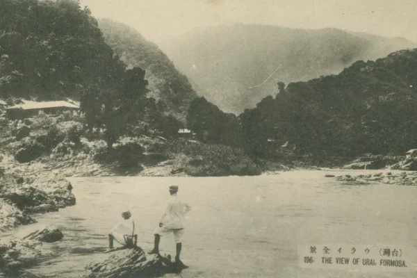 這張照片拍攝的是烏來瀑布（日治時期稱「ウライ瀧」）。照片中兩人在瀑布下方顯得極其渺小，展現了瀑布高達 80 公尺的震撼落差。