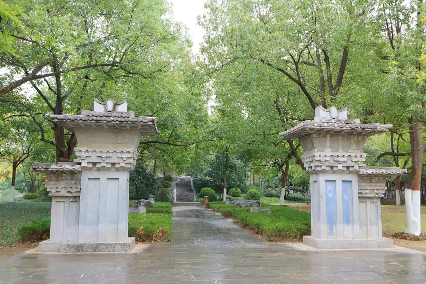 張遼墓的石門與神道上的石獸,是參考漢朝風格興建