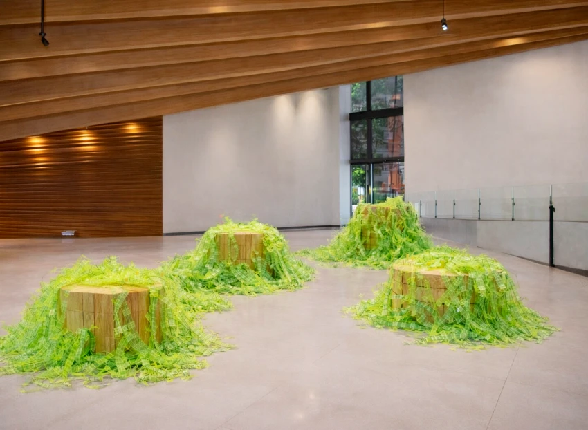 勤美術館2026春季展_由藝術家李芳吟規劃的「雕塑記憶庫」，織縫於展場共創裝置上，讓一片片記憶匯聚成屬於草悟道的集體風景。示意圖