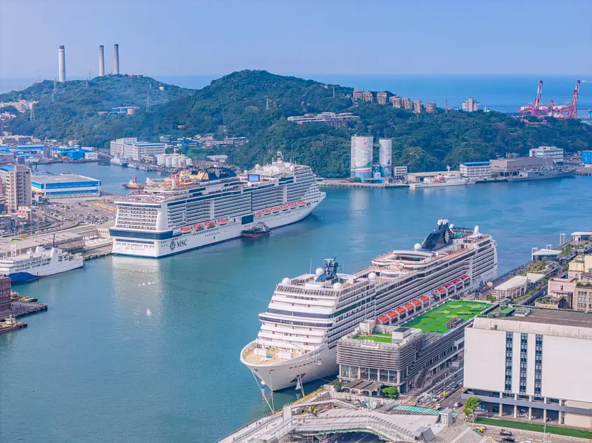 MSC 榮耀號與 MSC 華麗號雙船同日停靠基隆港