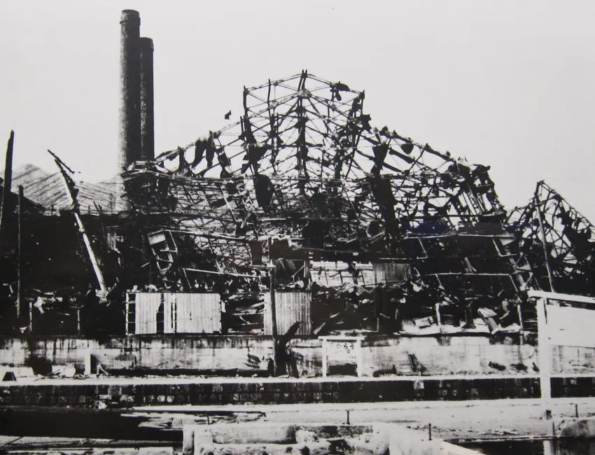 老照片可看出，原爆當下的破壞威力讓三菱長崎製鋼所的鋼骨也頂不住