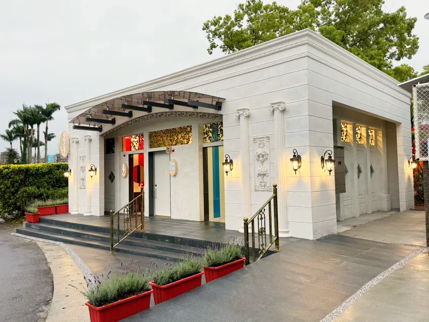 全新以歐式典雅概念設計的玫瑰公廁。