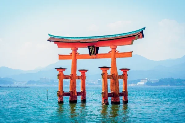 嚴島神社的海上大鳥居相當震撼